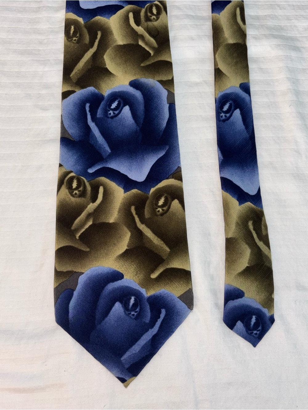 Grateful Dead Blue & Tan “Skull & Roses Second Set” Vintage Collectible Necktie